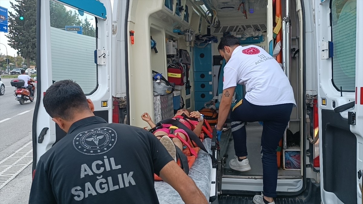 Adıyaman'da ticari araçla çarpışan motosikletteki 3'ü çocuk 5 kişi yaralandı. Yaralılar...