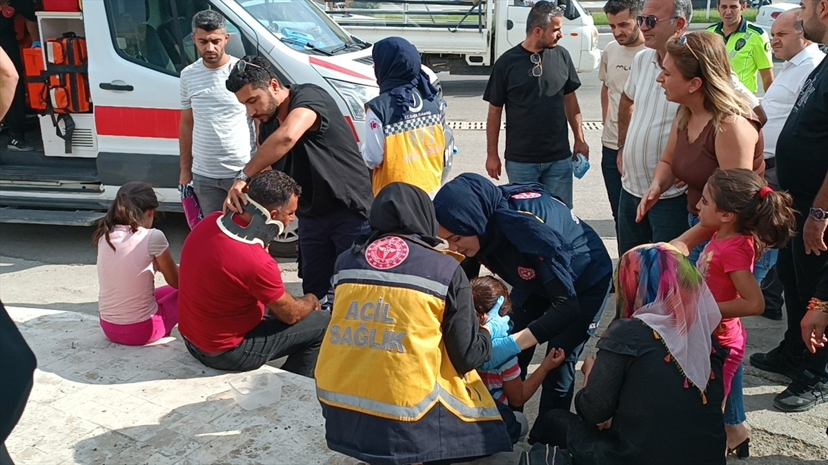 Adıyaman'da ticari araçla çarpışan motosikletteki 3'ü çocuk 5 kişi yaralandı. Yaralılar...