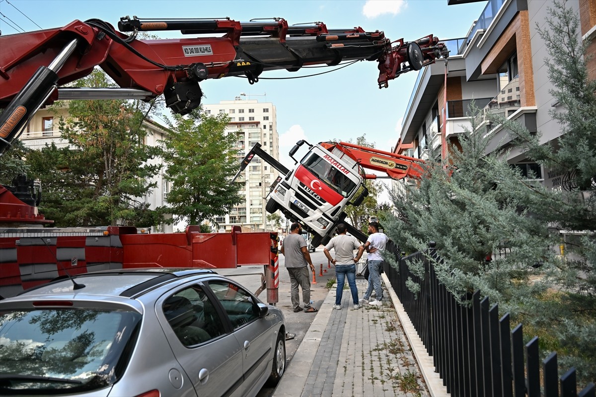 Ankara'nın Çankaya ilçesinde, bir binanın çatısına malzeme taşıyan vinç yan yattı. Olayda herhangi...