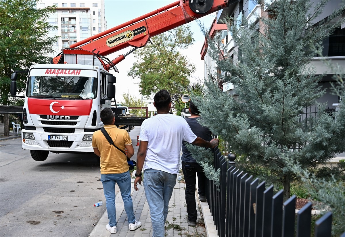 Ankara'nın Çankaya ilçesinde, bir binanın çatısına malzeme taşıyan vinç yan yattı. Olayda herhangi...