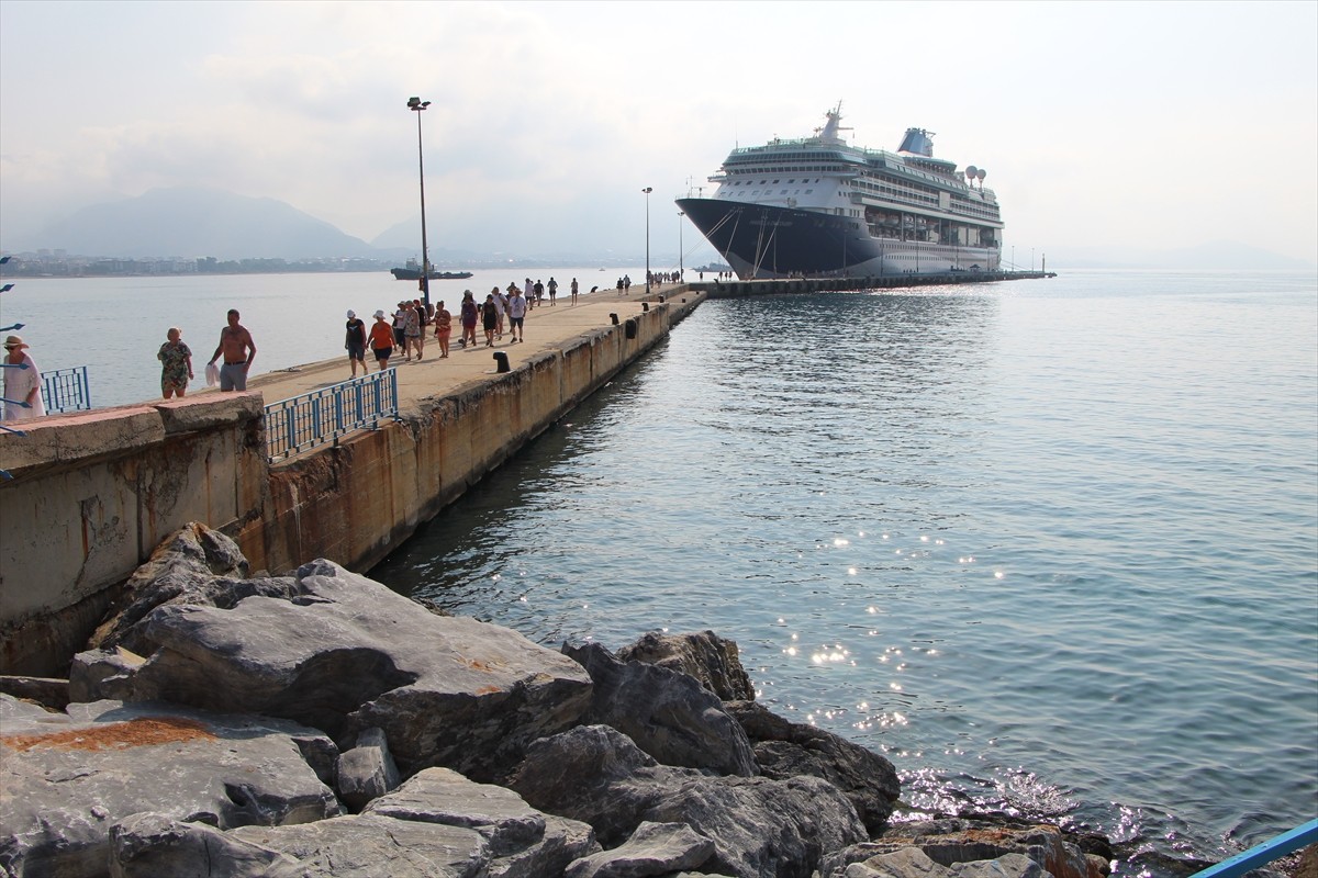 Bahama bayraklı "Marella Discovery" adlı kruvaziyer, 1743 yolcusuyla Antalya'nın Alanya ilçesinde...