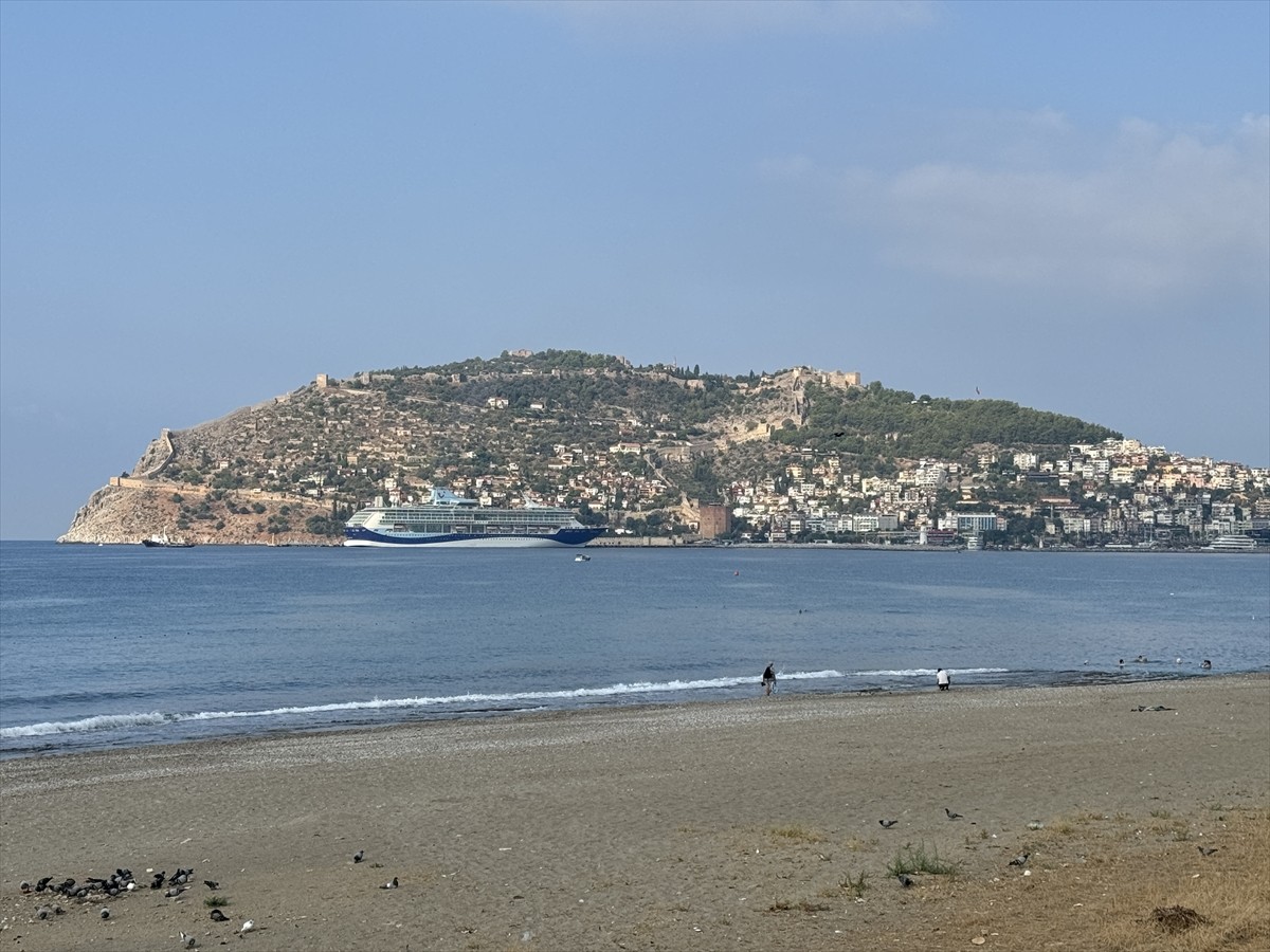 Bahama bayraklı "Marella Discovery" adlı kruvaziyer, 1743 yolcusuyla Antalya'nın Alanya ilçesinde...