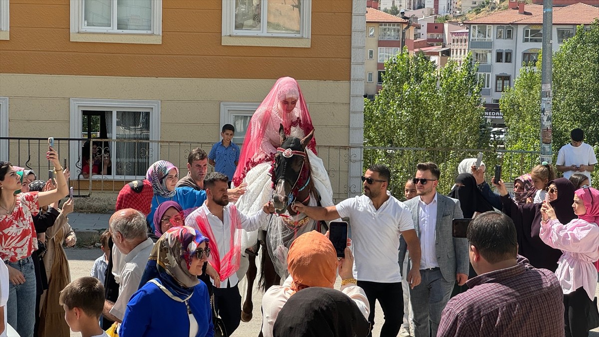 Bayburt'ta kayınpederinin isteğini geri çevirmeyen gelin, damadın evine at üzerinde getirildi.