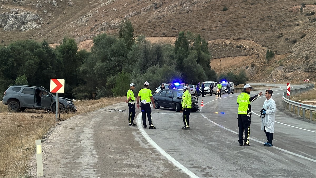  Bayburt'ta otomobil ile cipin çarpışması sonucu 1 kişi öldü, 2 kişi yaralandı.