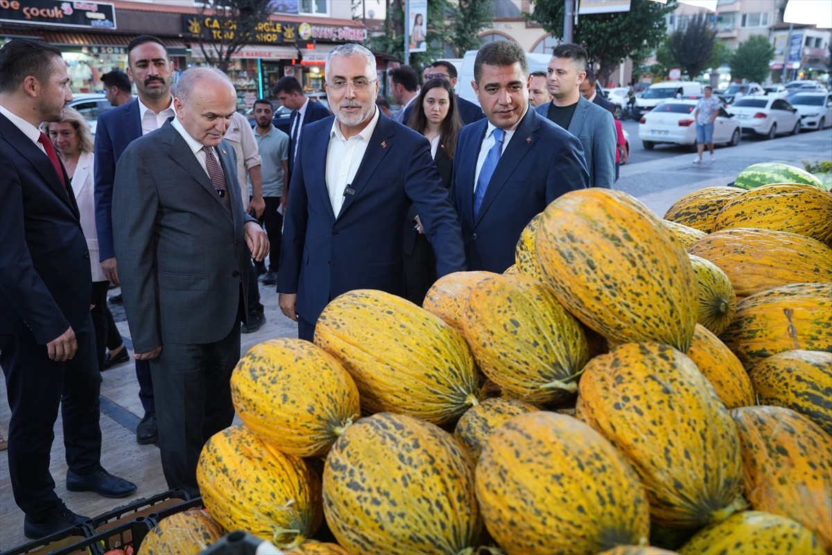 Çalışma ve Sosyal Güvenlik Bakanı Vedat Işıkhan (ortada), Düzce Valisi Selçuk Aslan'ı (solda)...