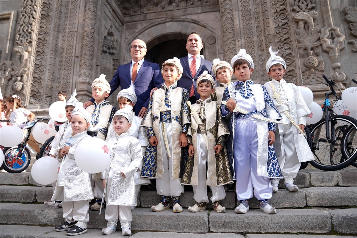 Erzurum Vakıflar Bölge Müdürlüğünün desteklediği 150 çocuk için sünnet etkinliği organize edildi....