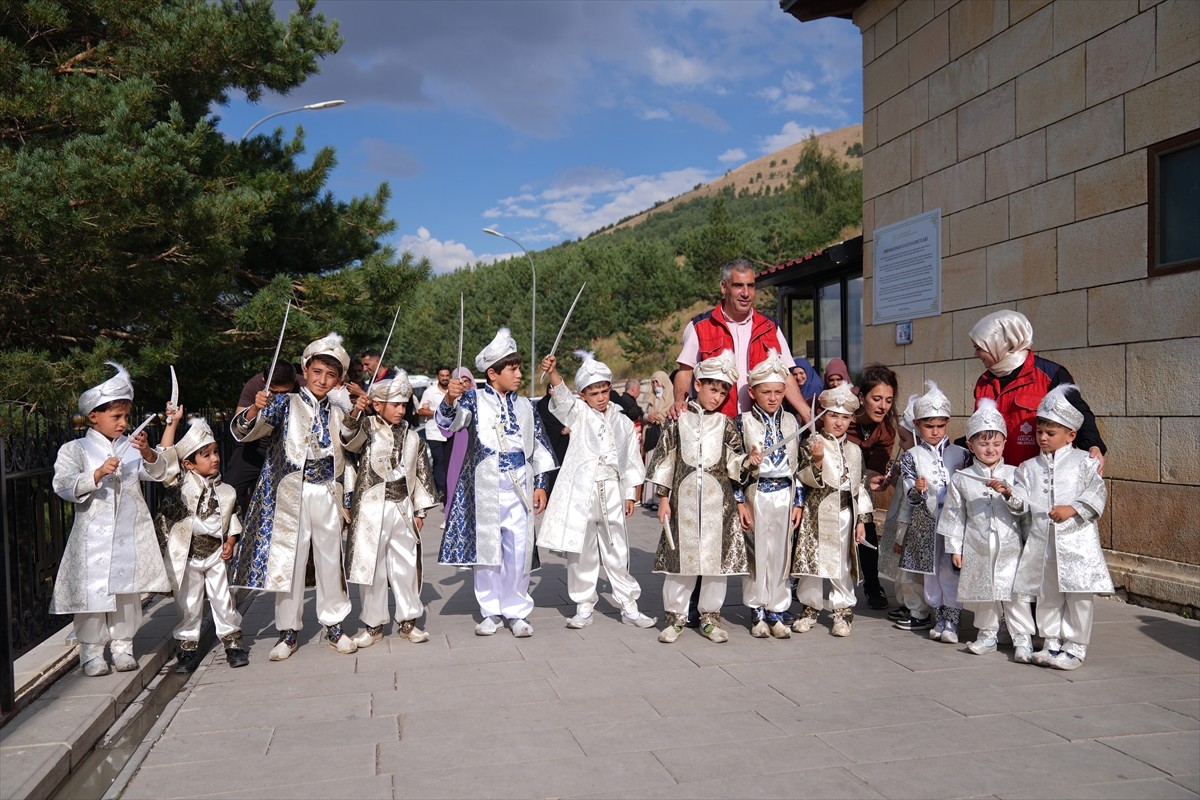 Erzurum Vakıflar Bölge Müdürlüğünün desteklediği 150 çocuk için sünnet etkinliği organize edildi....