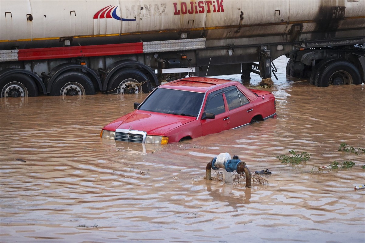 Gaziantep'te etkili olan sağanak hayatı olumsuz etkiledi. Kentte akşam saatlerinde başlayan yağmur...