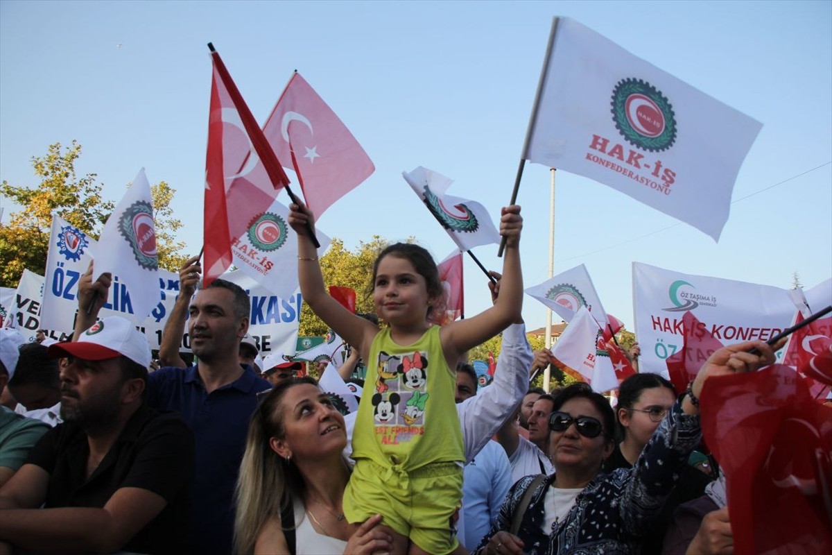 HAK-İŞ Genel Başkanı Mahmut Arslan, üyeleriyle bir araya geldiği İzmit Anıtpark'ta düzenlenen...