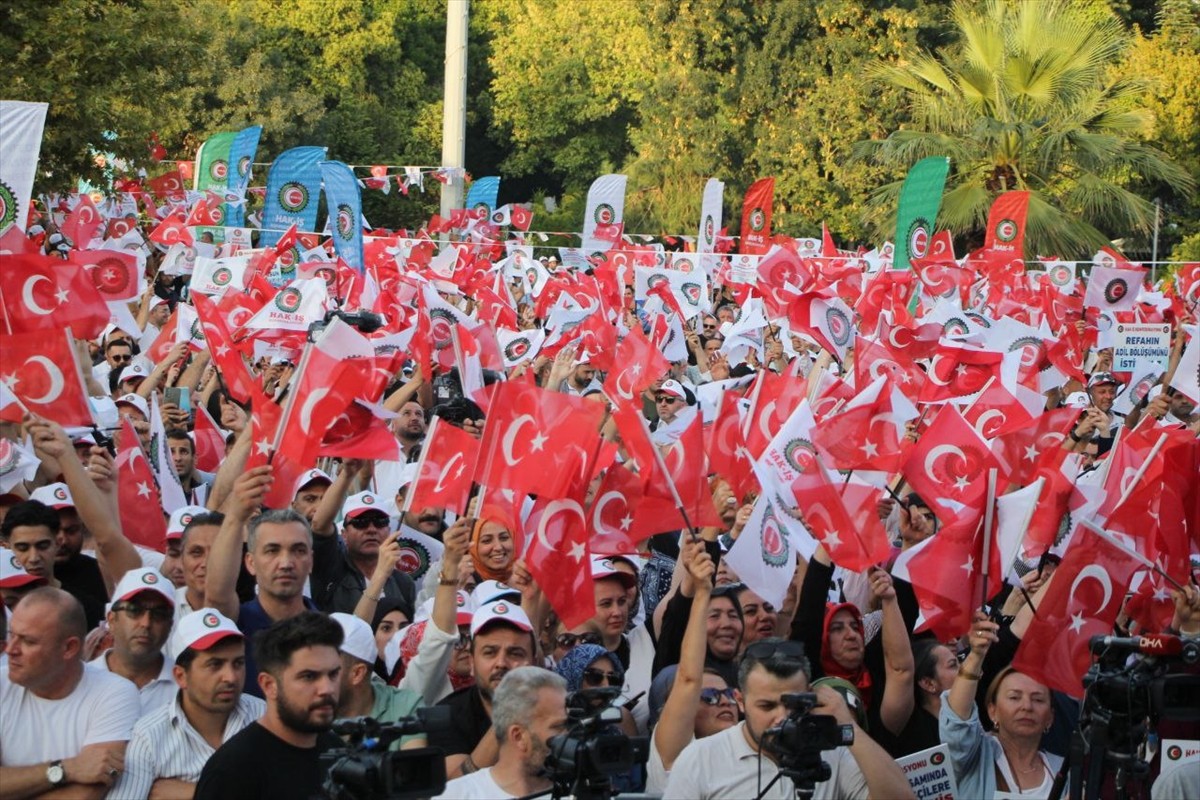 HAK-İŞ Genel Başkanı Mahmut Arslan, üyeleriyle bir araya geldiği İzmit Anıtpark'ta düzenlenen...