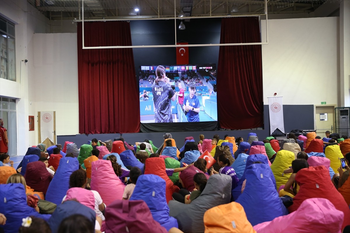 Hatay'ın İskenderun ilçesinde öğrenciler, Paris 2024 Paralimpik Oyunları'ndaki müsabakaları dev...