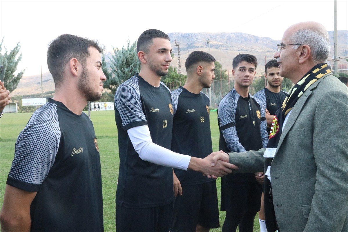 Malatya Büyükşehir Belediye Başkanı Sami Er, Nurettin Soykan Tesisleri'nde antrenman yapan Yeni...