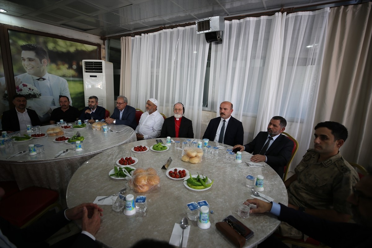 Mardin'in merkez Artuklu ilçesinde aralarında husumet bulunan iki aile barıştırıldı. İlçede 2 yıl...