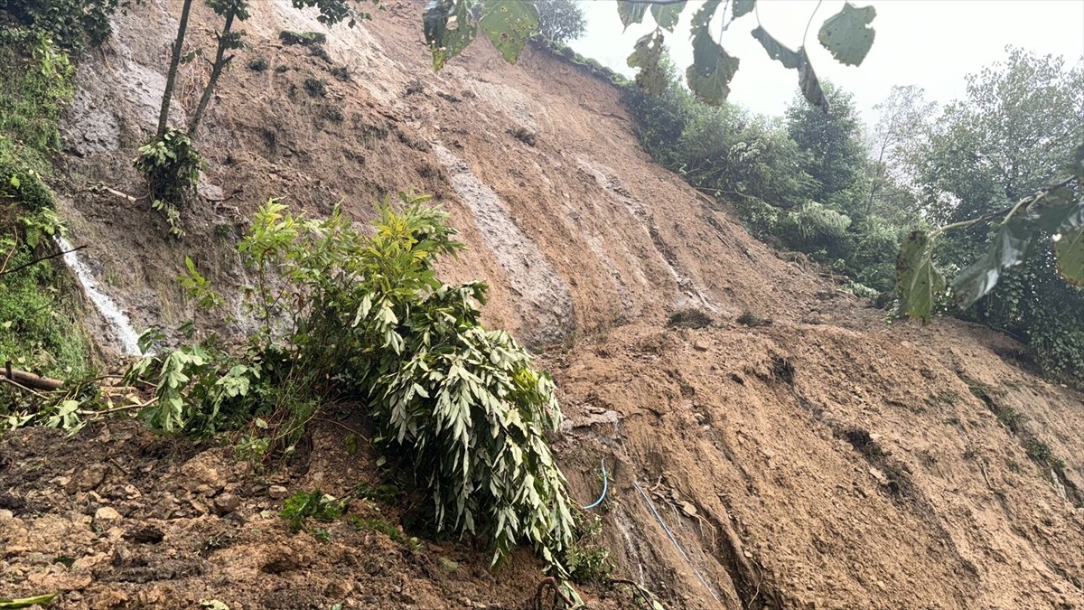 Rize'de etkili olan sağanak nedeniyle bazı derelerin debisi yükseldi ve toprak kayması meydana...