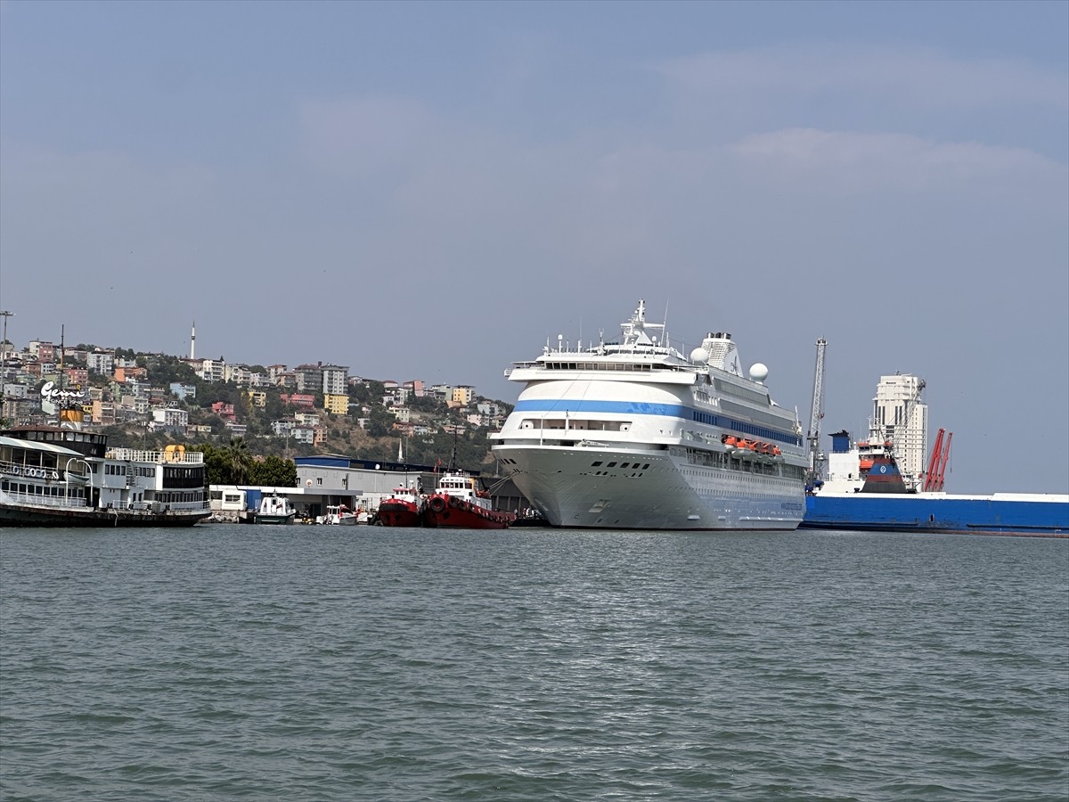 Rusya'nın Soçi kentinden hareket eden Panama bandıralı "Astoria Grande" kruvaziyeri, Samsun'a...