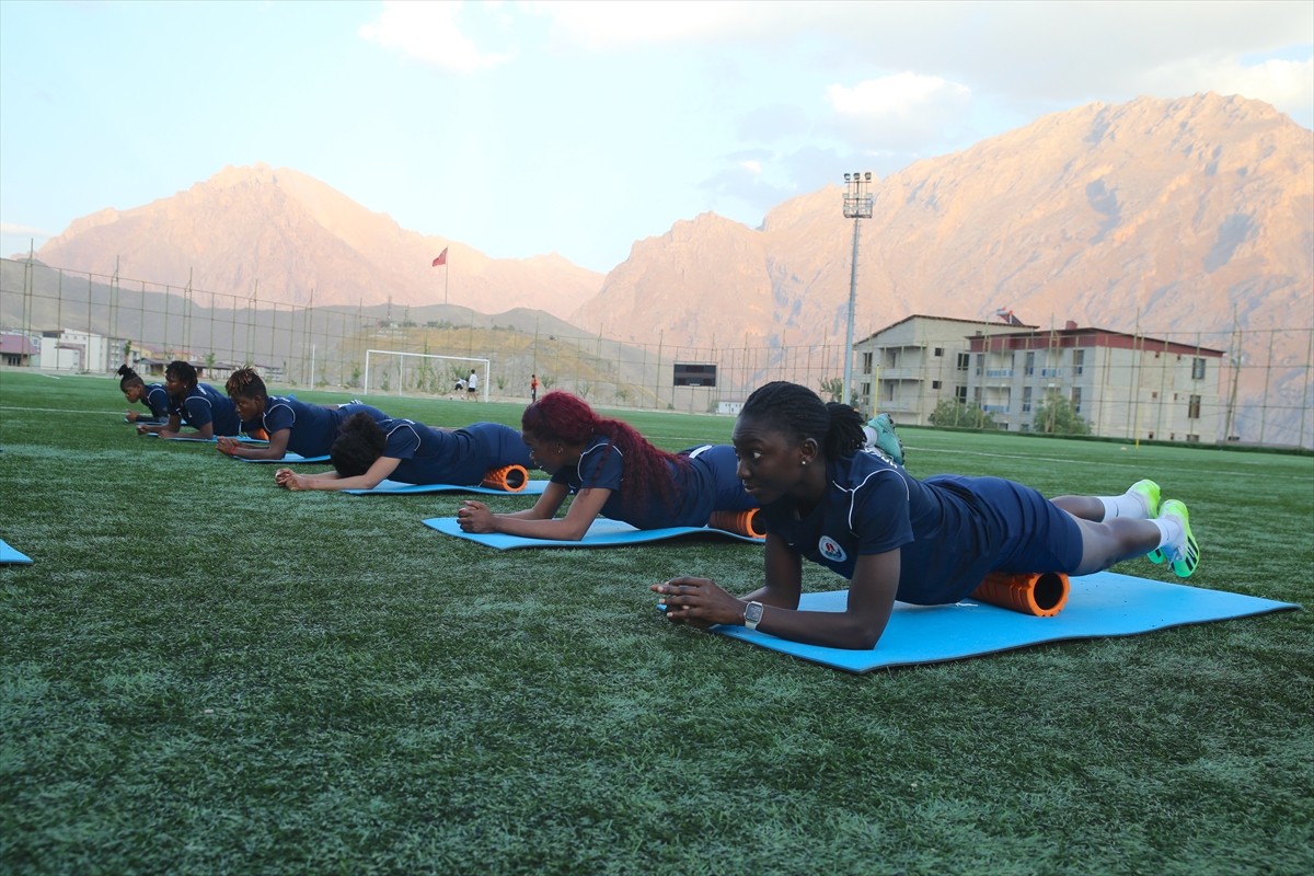 Turkcell Kadın Futbol Ligi ekiplerinden Hakkarigücü, 5'i Afrikalı 9 oyuncu transfer ederek...