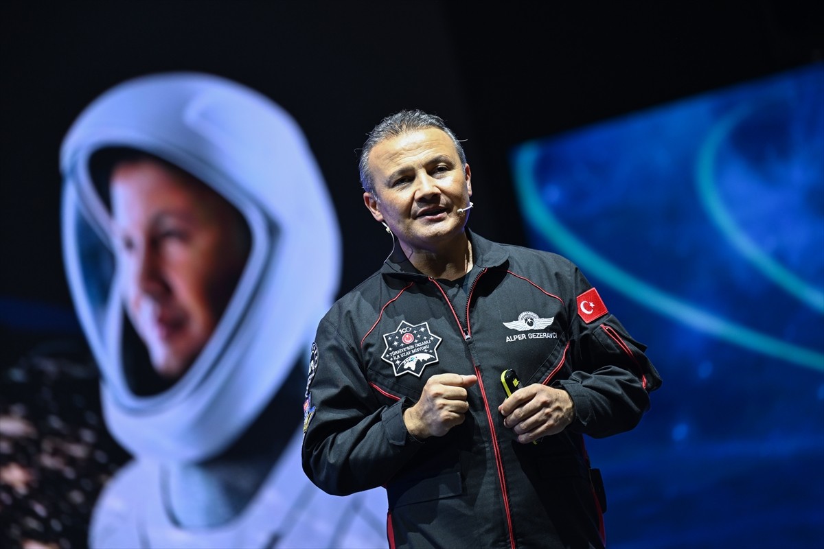 Türkiye'nin ilk astronotu Alper Gezeravcı, Antalya'da düzenlenen Havacılık, Uzay ve Teknoloji...