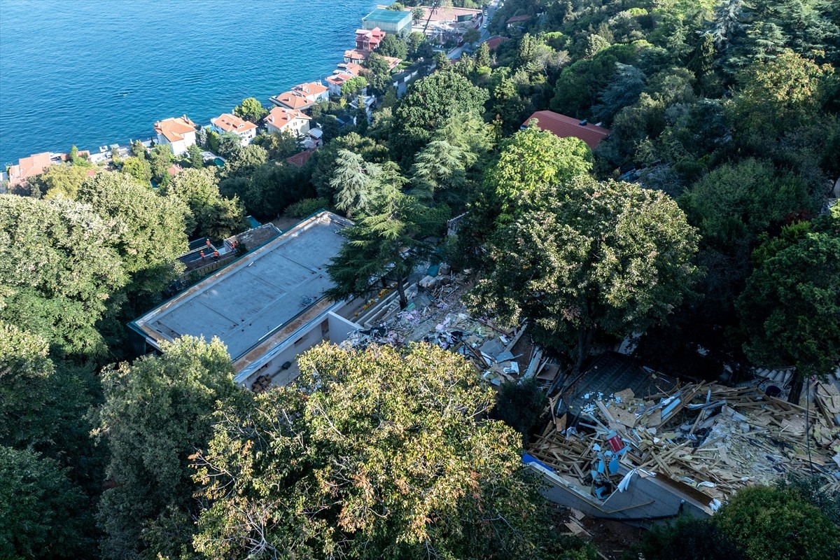 Üsküdar Vaniköy'de Boğaziçi Öngörünüm Bölgesi'nde izinsiz inşa faaliyetlerinin gerçekleştirildiği...