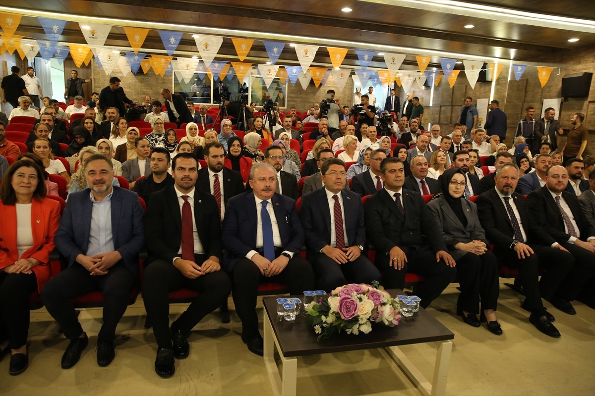 Adalet Bakanı Yılmaz Tunç (sağ 2), Tekirdağ Yahya Kemal Beyatlı Kültür Merkezi'nde düzenlenen AK...