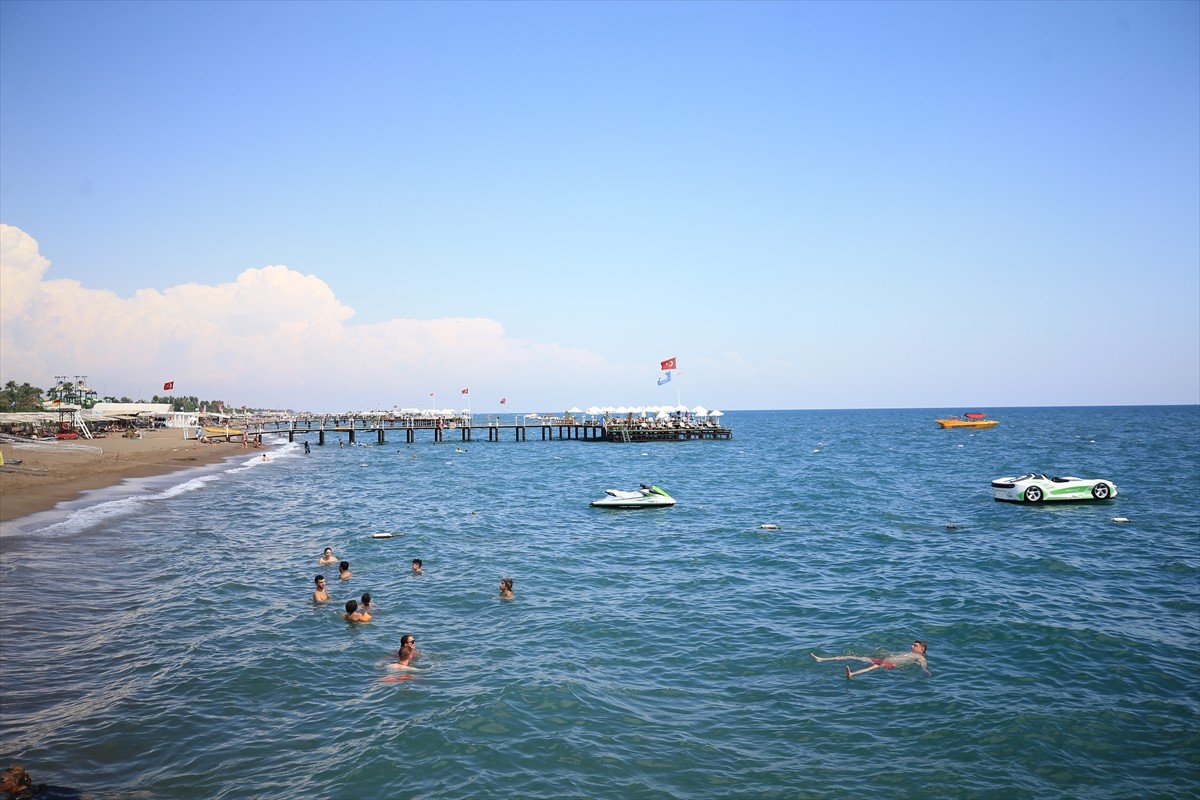 Antalya'da sıcak hava ve nemden bunalanlar, sahillerde yoğunluk oluşturdu. Sıcaktan bunalan kent...