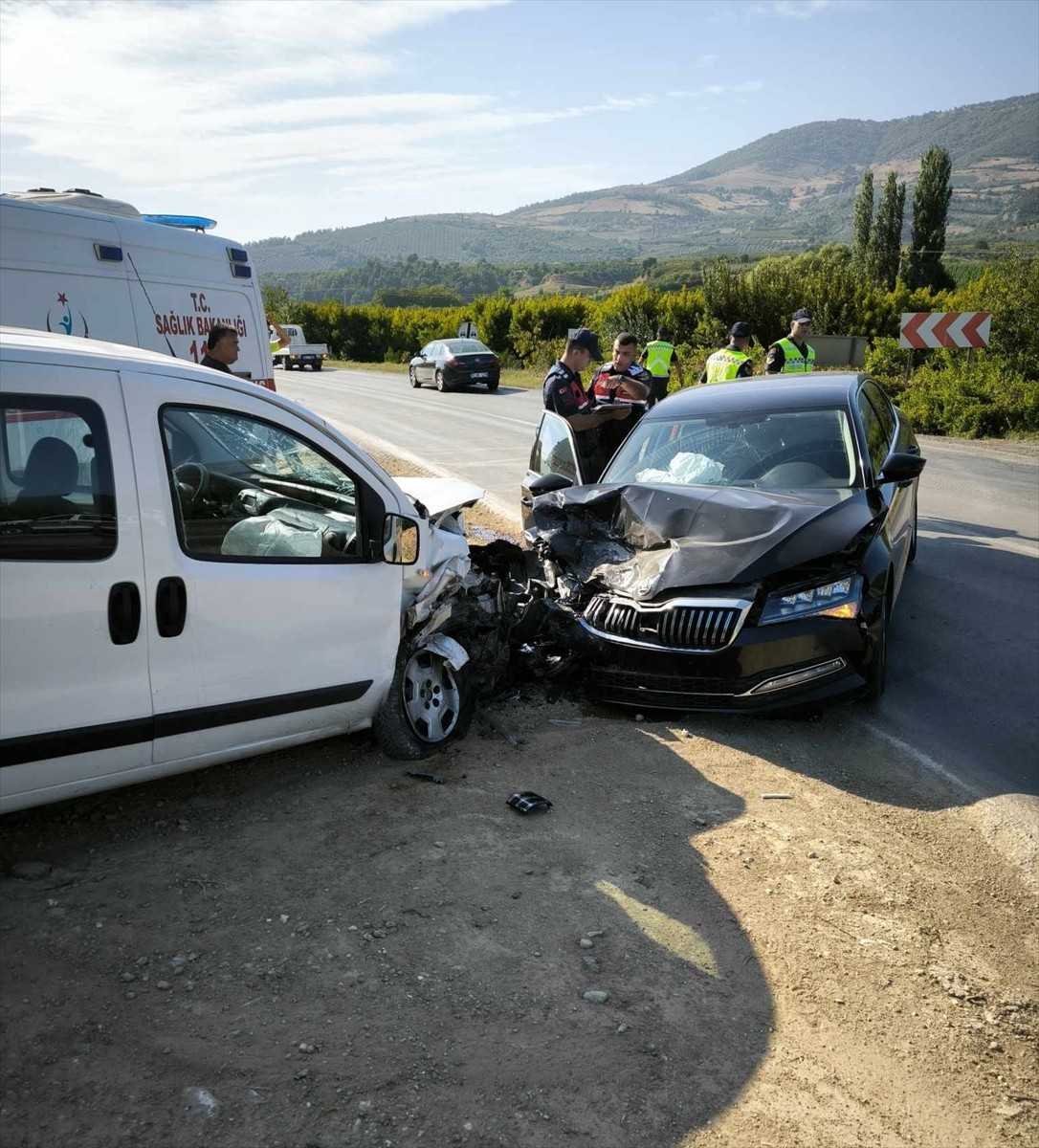 Bursa'nın İznik ilçesindeki trafik kazasında yaralanan ve aralarında İznik Kaymakamı Arif...