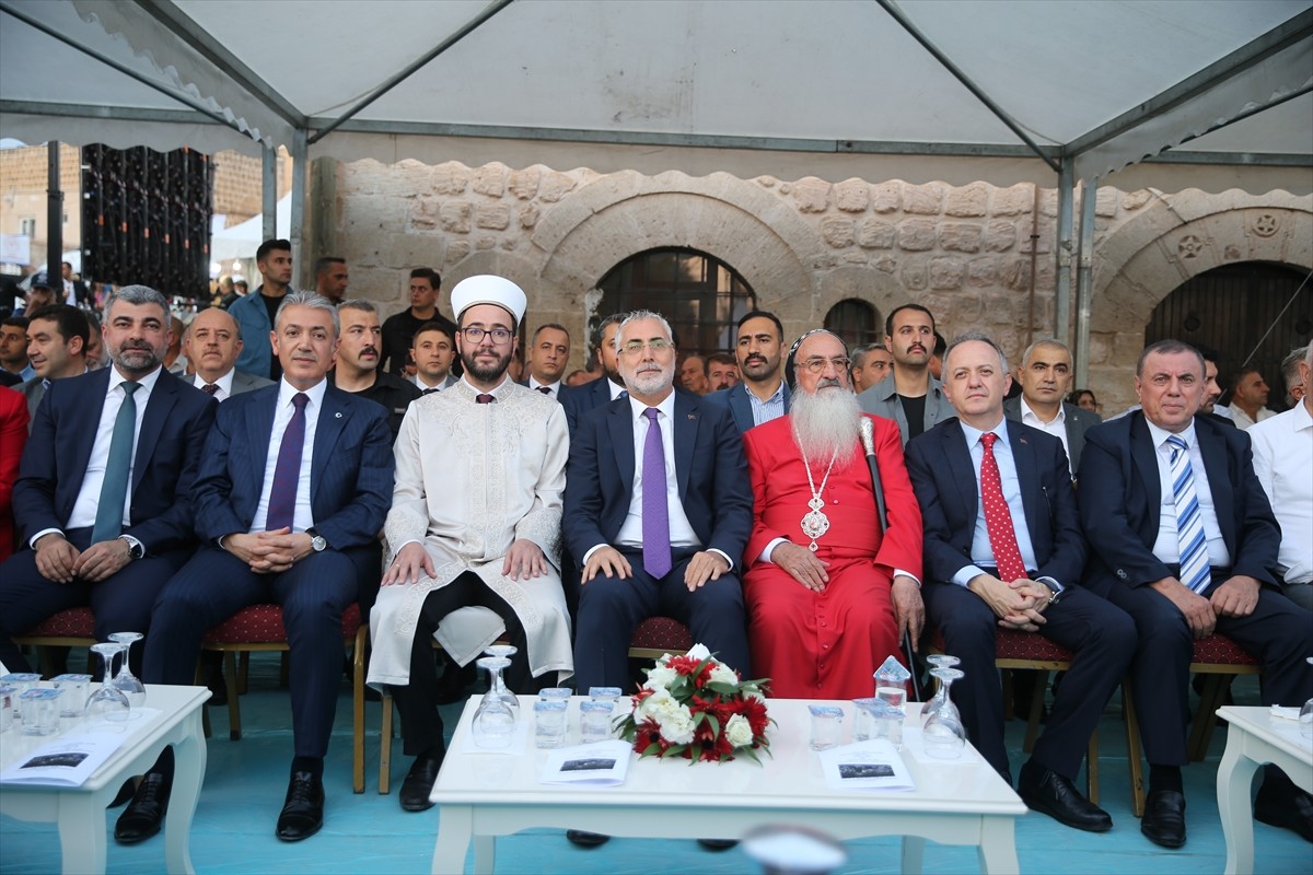 Çalışma ve Sosyal Güvenlik Bakanı Vedat Işıkhan (ortada), Mardin'in Midyat ilçesinde düzenlenen...