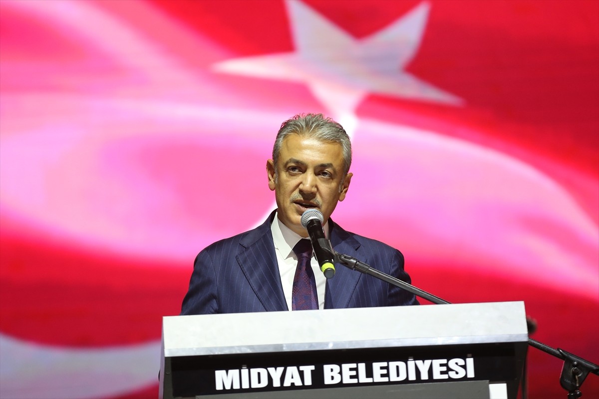 Çalışma ve Sosyal Güvenlik Bakanı Vedat Işıkhan (ortada), Mardin'in Midyat ilçesinde düzenlenen...