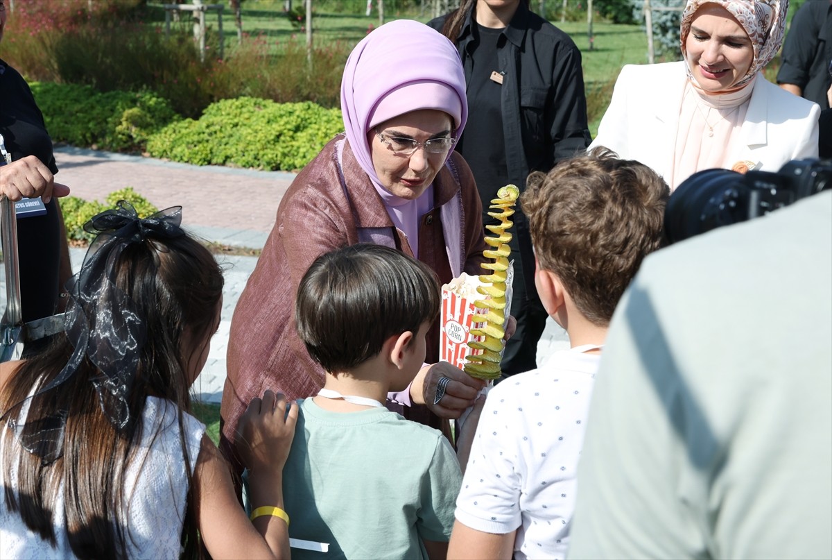 Cumhurbaşkanı Recep Tayyip Erdoğan'ın eşi Emine Erdoğan, İstanbul Valiliği tarafından düzenlenen...