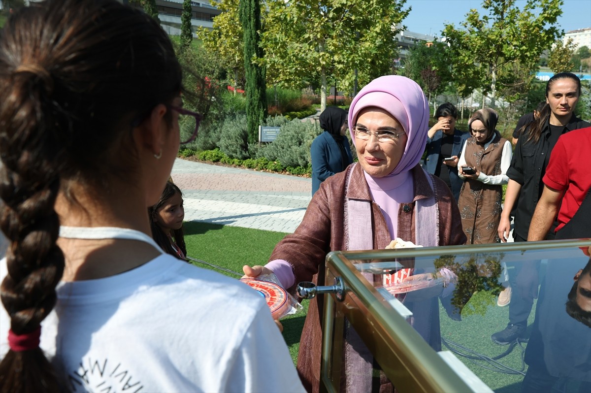 Cumhurbaşkanı Recep Tayyip Erdoğan'ın eşi Emine Erdoğan, İstanbul Valiliği tarafından düzenlenen...