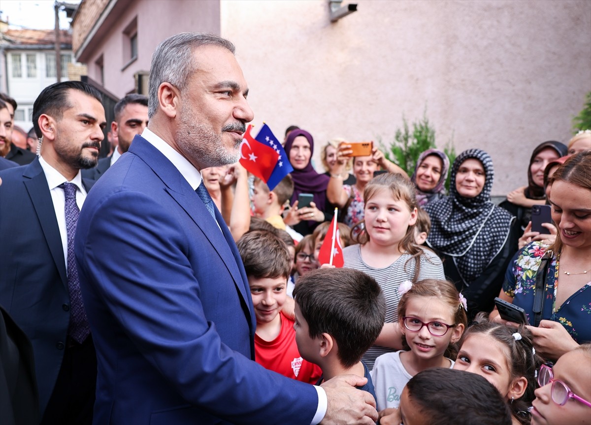 Dışişleri Bakanı Hakan Fidan, Kosova'nın Prizren şehrindeki Motrat Qirazi Okulu'ndaki programda...