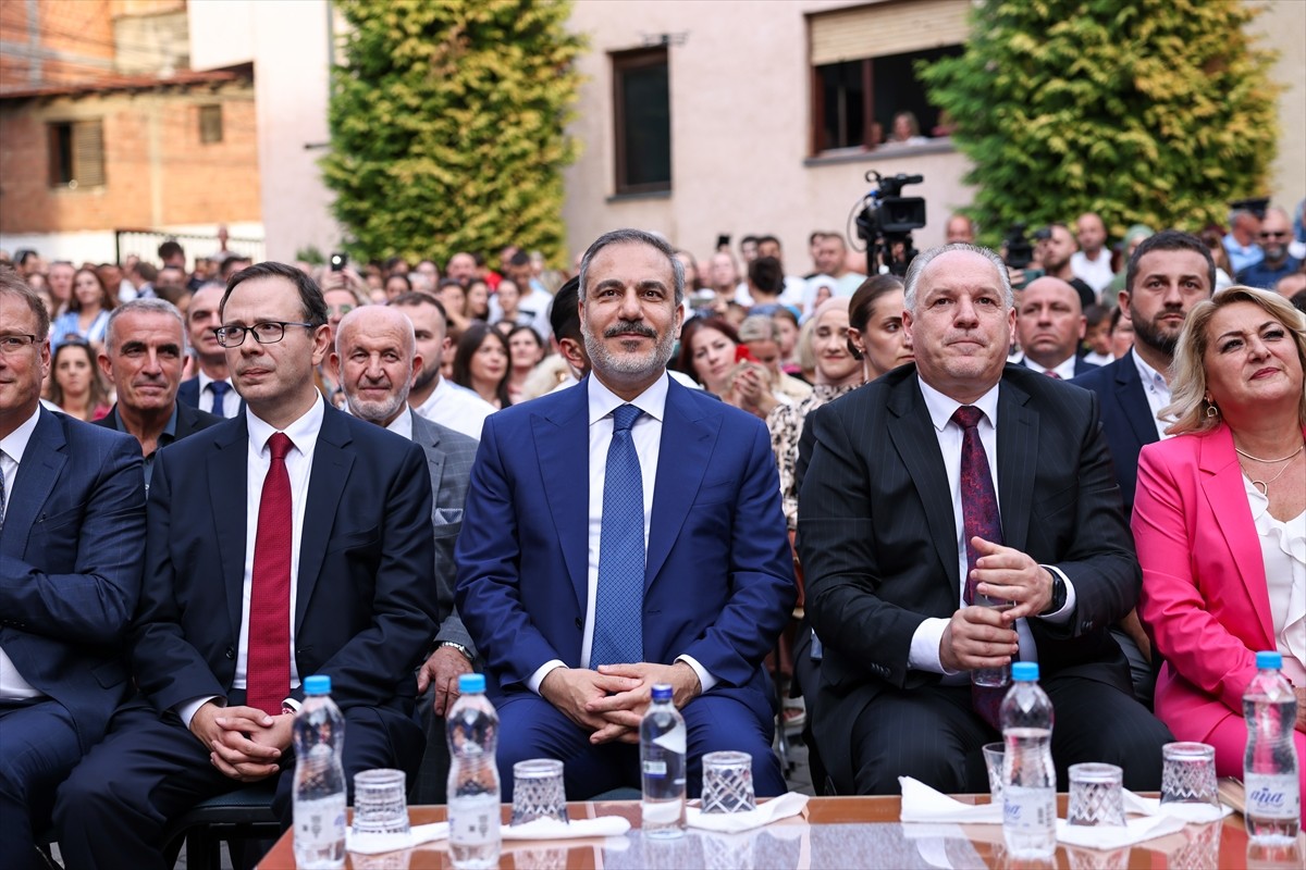 Dışişleri Bakanı Hakan Fidan, Kosova'nın Prizren şehrindeki Motrat Qirazi Okulu'ndaki programda...