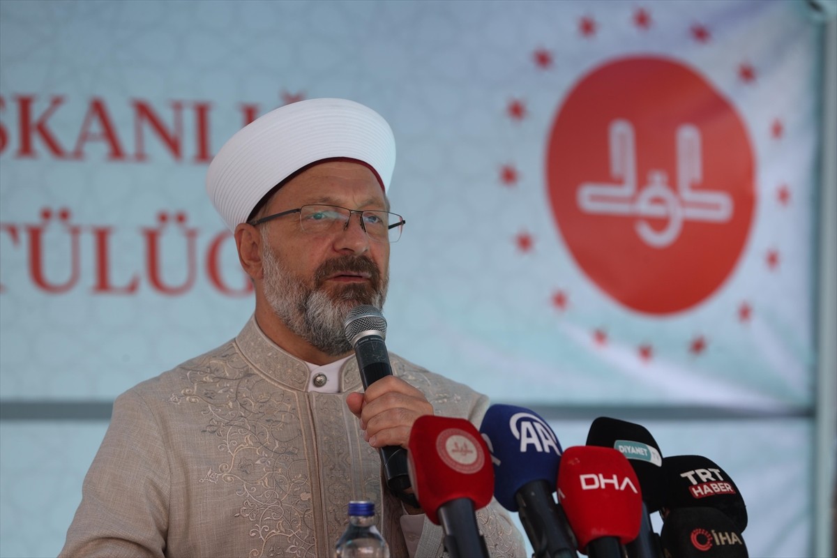 Diyanet İşleri Başkanı Ali Erbaş, Yalova'nın Çiftlikköy ilçesinde müftülüğün yeni hizmet binasının...