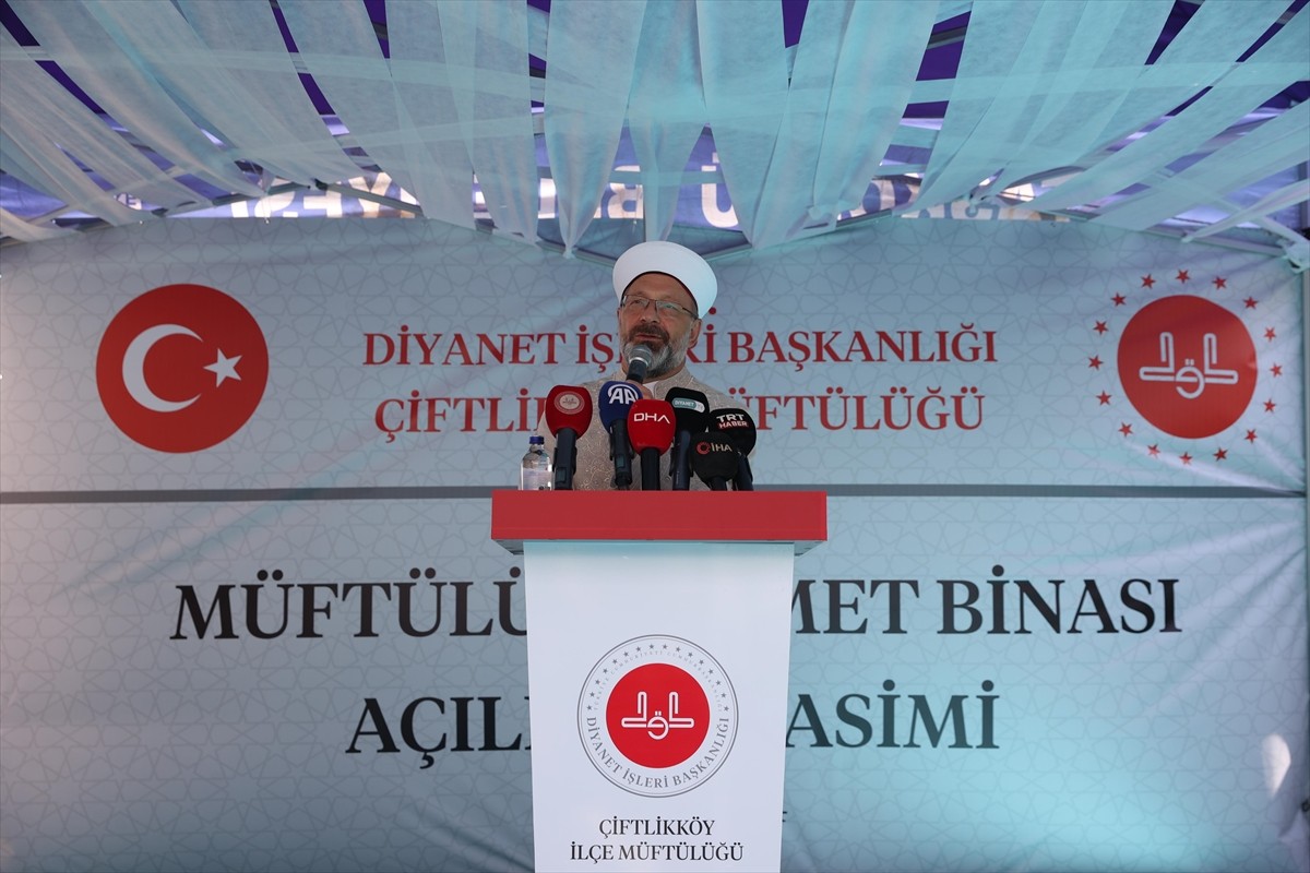 Diyanet İşleri Başkanı Ali Erbaş, Yalova'nın Çiftlikköy ilçesinde müftülüğün yeni hizmet binasının...