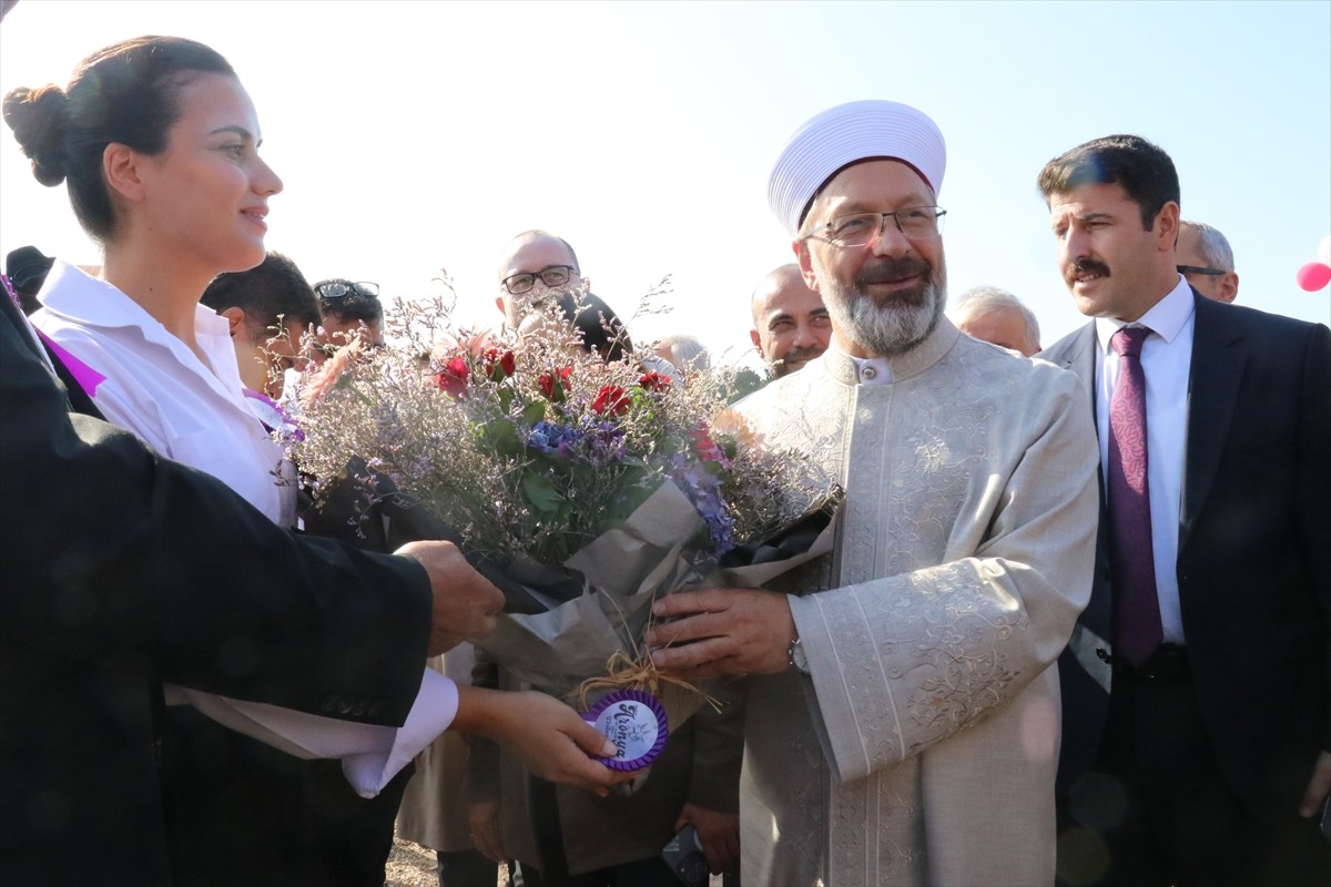 Diyanet İşleri Başkanı Prof. Dr. Ali Erbaş,  Yalova'nın Çiftlikköy ilçesinde kız öğrencilere...