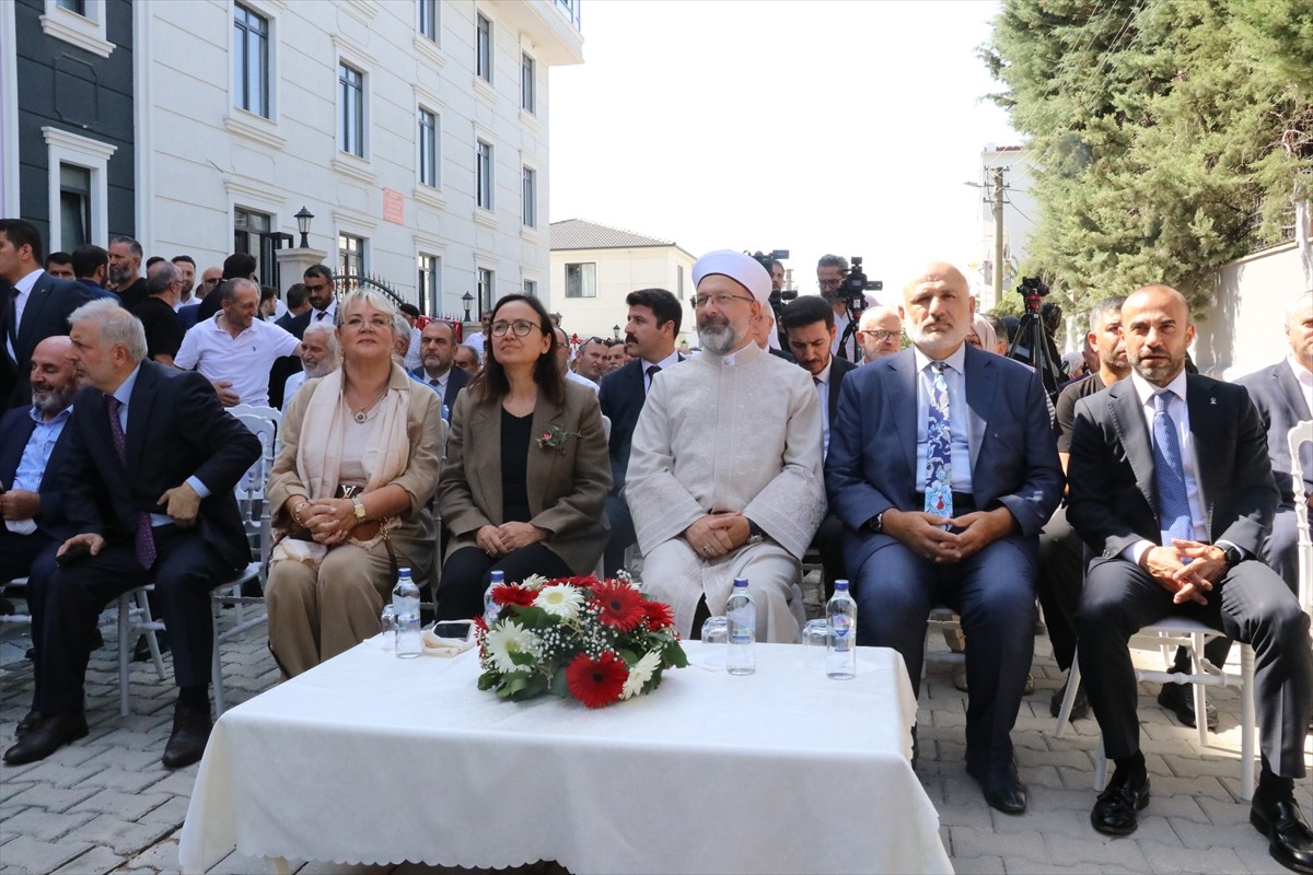 Diyanet İşleri Başkanı Prof. Dr. Ali Erbaş,  Yalova'nın Çiftlikköy ilçesinde kız öğrencilere...