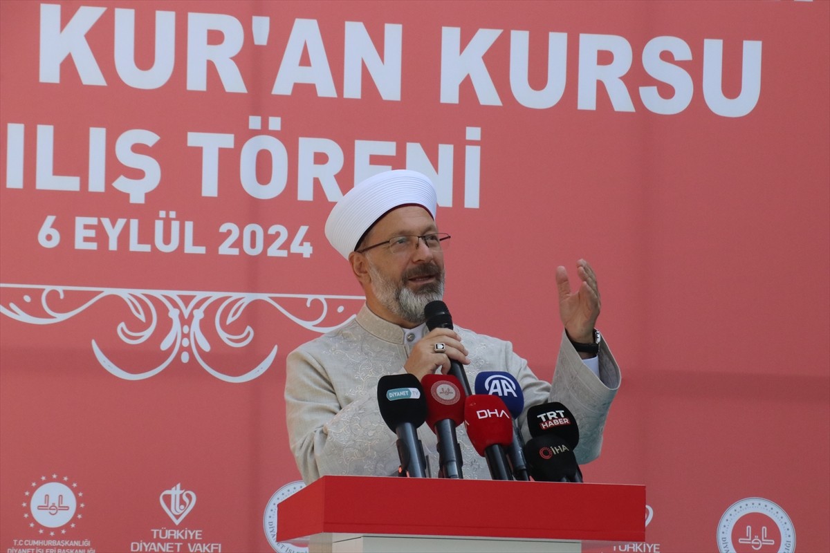 Diyanet İşleri Başkanı Prof. Dr. Ali Erbaş,  Yalova'nın Çiftlikköy ilçesinde kız öğrencilere...