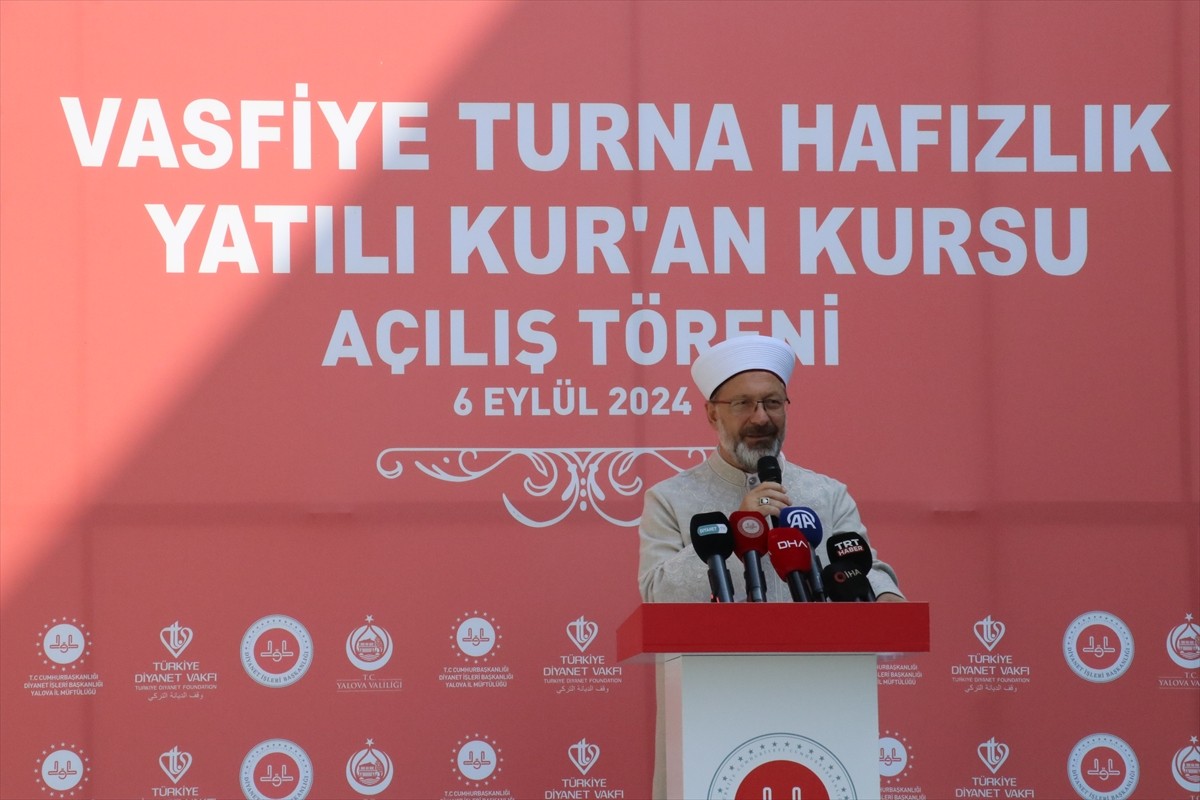 Diyanet İşleri Başkanı Prof. Dr. Ali Erbaş,  Yalova'nın Çiftlikköy ilçesinde kız öğrencilere...