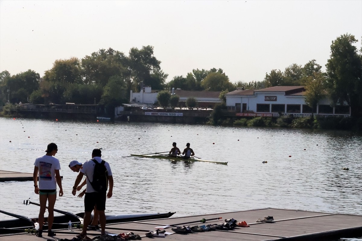 Edirne'de yarın başlayacak Avrupa 23 Yaş Altı Kürek Şampiyonası öncesi sporcular antrenman yaptı....