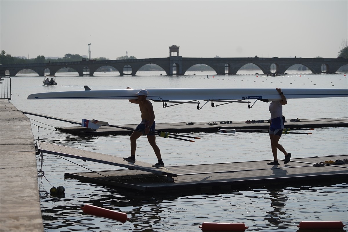 Edirne'de yarın başlayacak Avrupa 23 Yaş Altı Kürek Şampiyonası öncesi sporcular antrenman yaptı....