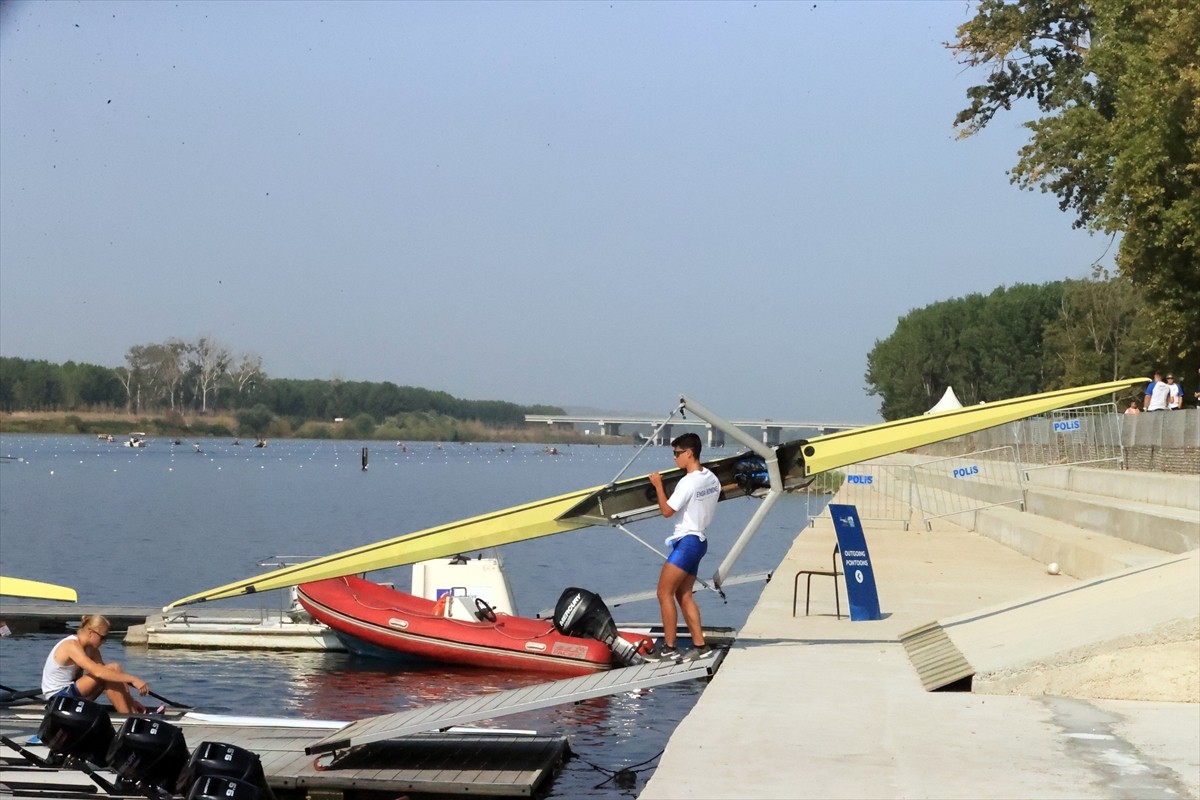 Edirne'de yarın başlayacak Avrupa 23 Yaş Altı Kürek Şampiyonası öncesi sporcular antrenman yaptı....