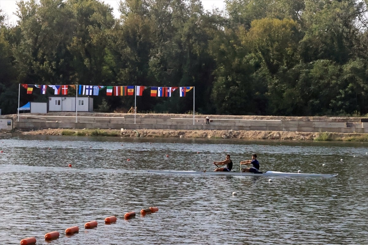 Edirne'de yarın başlayacak Avrupa 23 Yaş Altı Kürek Şampiyonası öncesi sporcular antrenman yaptı....