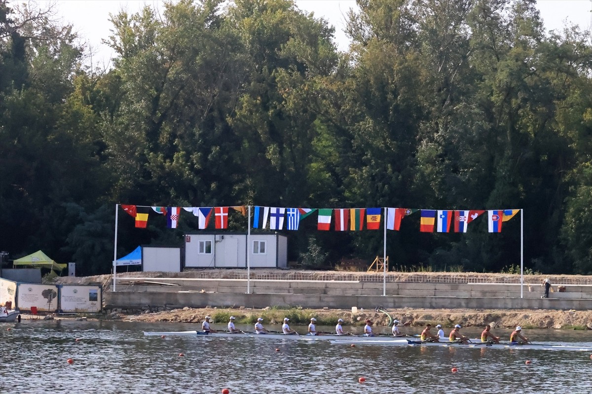 Edirne'de yarın başlayacak Avrupa 23 Yaş Altı Kürek Şampiyonası öncesi sporcular antrenman yaptı....