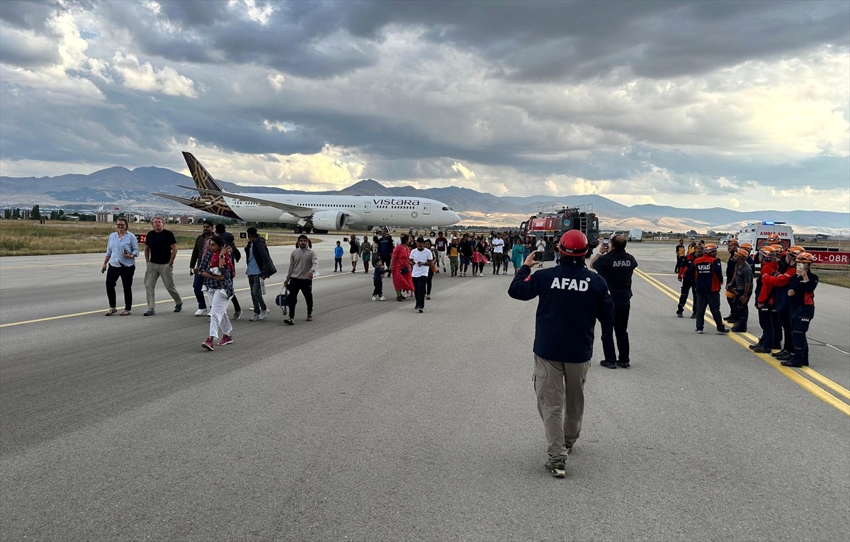 Hindistan-Almanya seferini yapan Vistara Hava Yolları’na ait yolcu uçağı, bomba ihbarı üzerine...