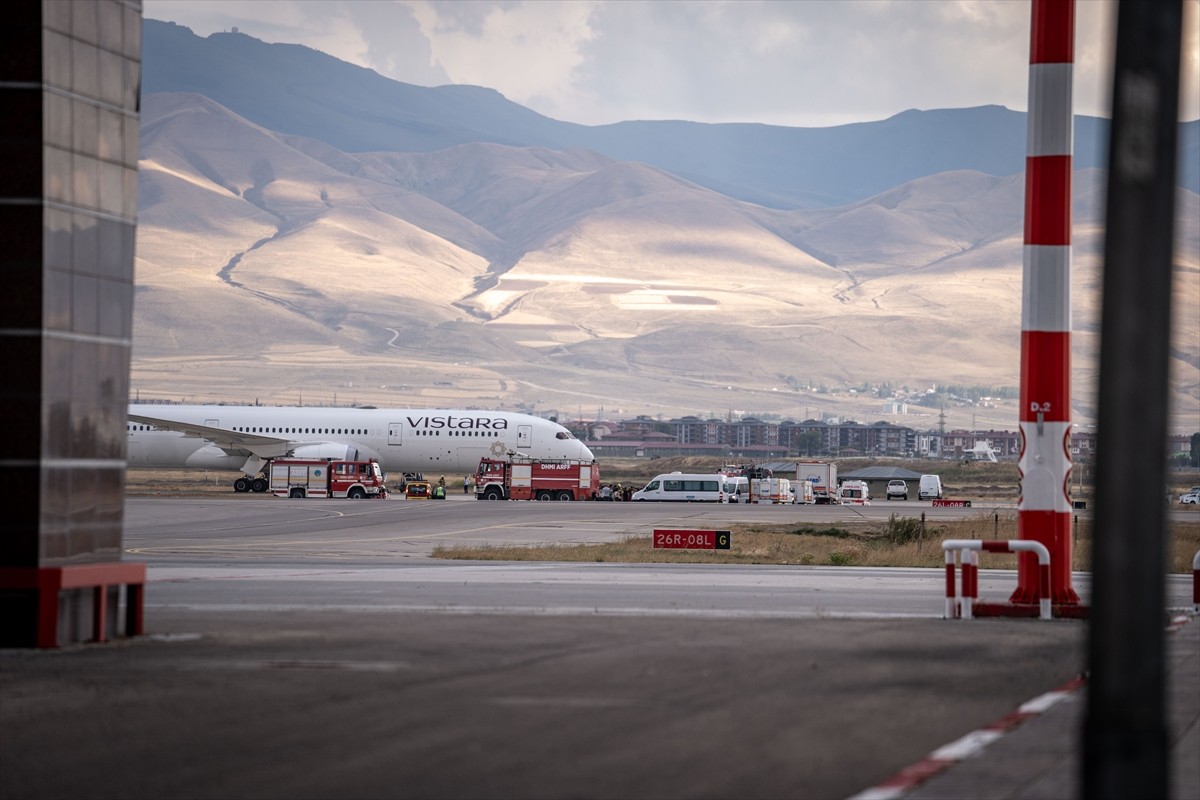 Hindistan-Almanya seferini yapan Vistara Hava Yolları’na ait yolcu uçağı, bomba ihbarı üzerine...