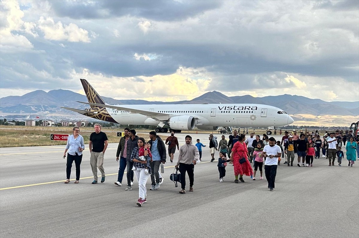 Hindistan-Almanya seferini yapan Vistara Hava Yolları’na ait yolcu uçağı, bomba ihbarı üzerine...