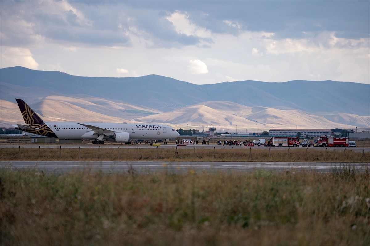 Hindistan-Almanya seferini yapan Vistara Hava Yolları’na ait yolcu uçağı, bomba ihbarı üzerine...