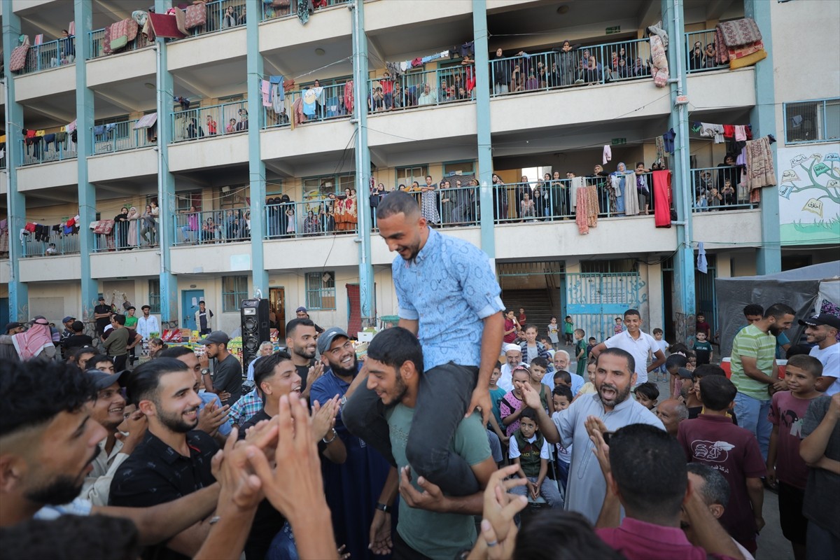 İsrail saldırıları altındaki Gazze Şeridi'ndeki Nusayrat Mülteci Kampı'nda çok sayıda yerinden...