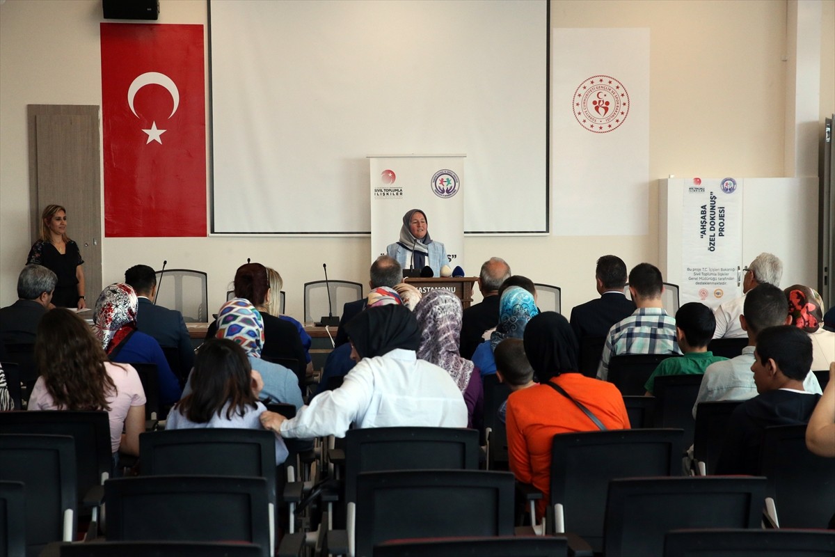 Kastamonu'da özel bireylerin meslek edinmelerini sağlamak amacıyla hazırlanan "Ahşaba Özel Dokunuş...