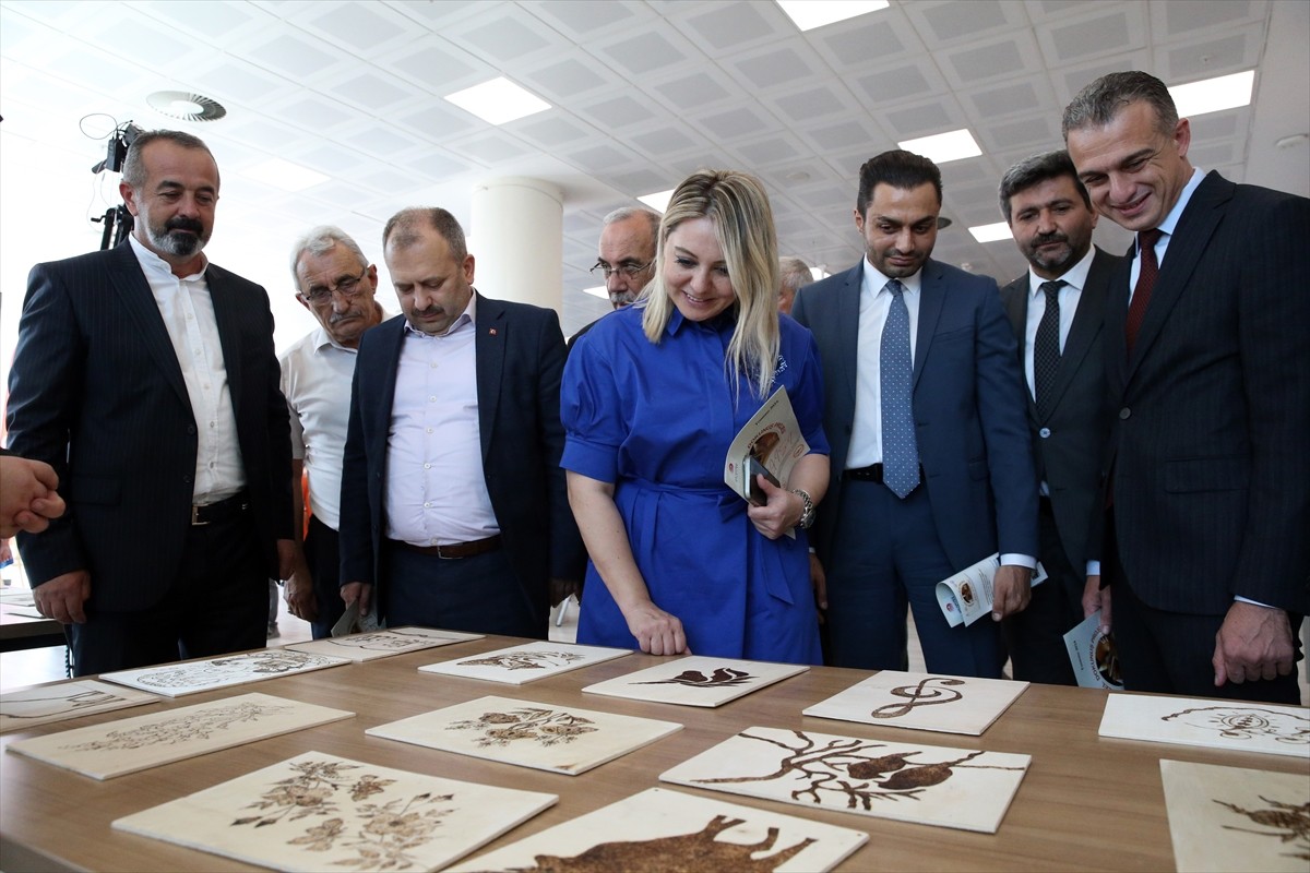 Kastamonu'da özel bireylerin meslek edinmelerini sağlamak amacıyla hazırlanan "Ahşaba Özel Dokunuş...