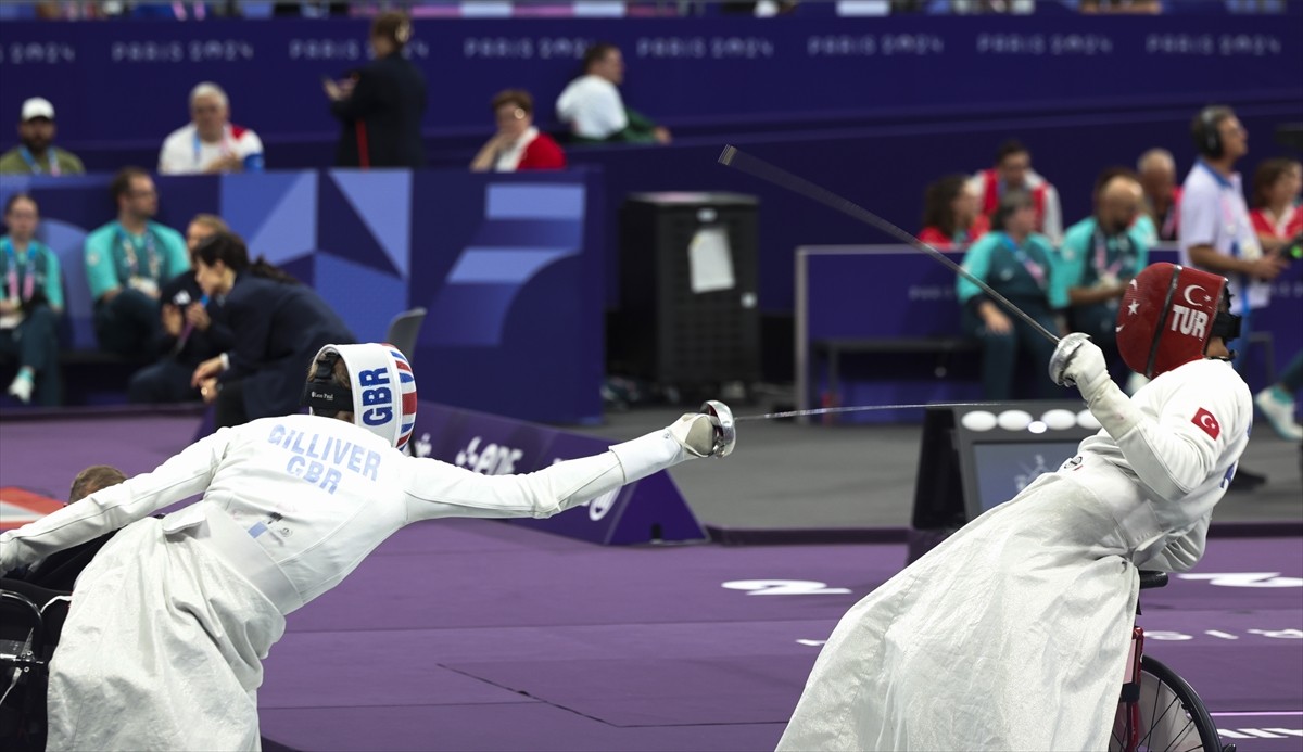 Paris 2024 Paralimpik Oyunları'nda Grand Palais'te düzenlenen eskrim epe A kategorisi yarı...